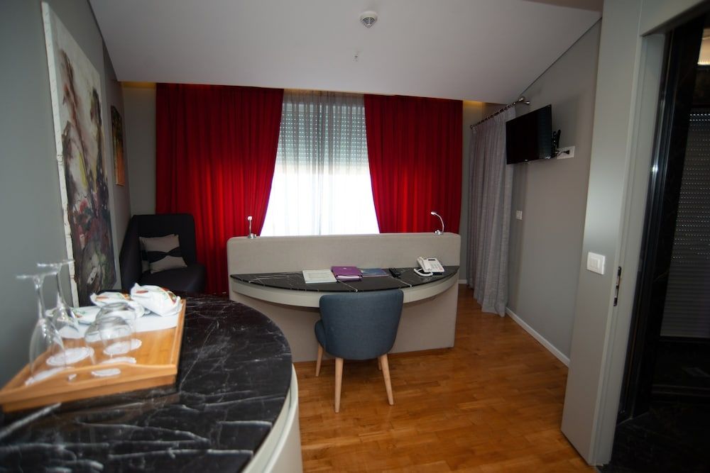 Bougainville Bay Hotel Deluxe Double Room, Sea View 5