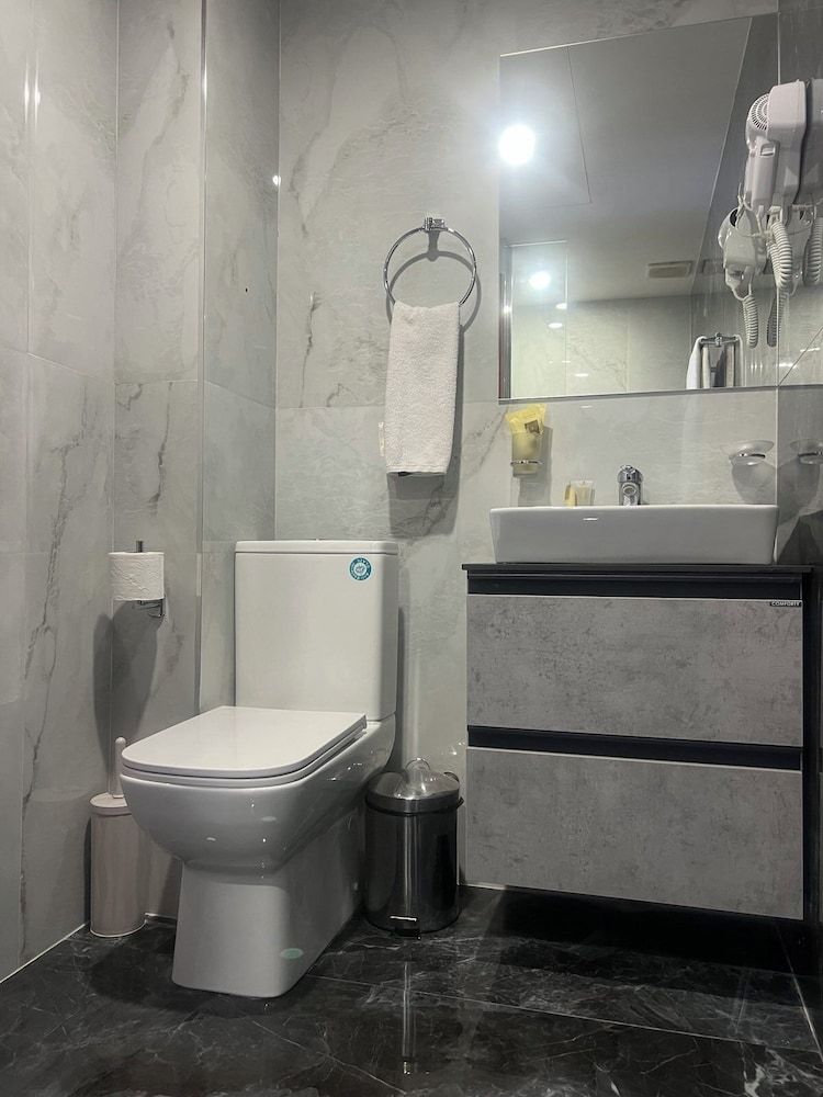 Park Avenue Hotel Deluxe Room 15