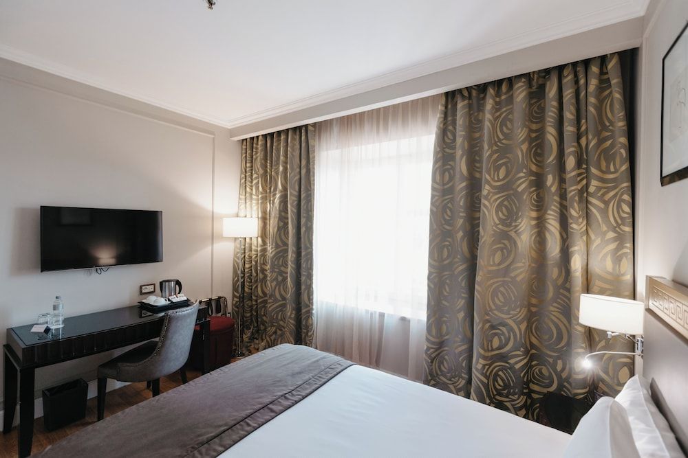 Grand Hotel Yerevan Classic Queen 3