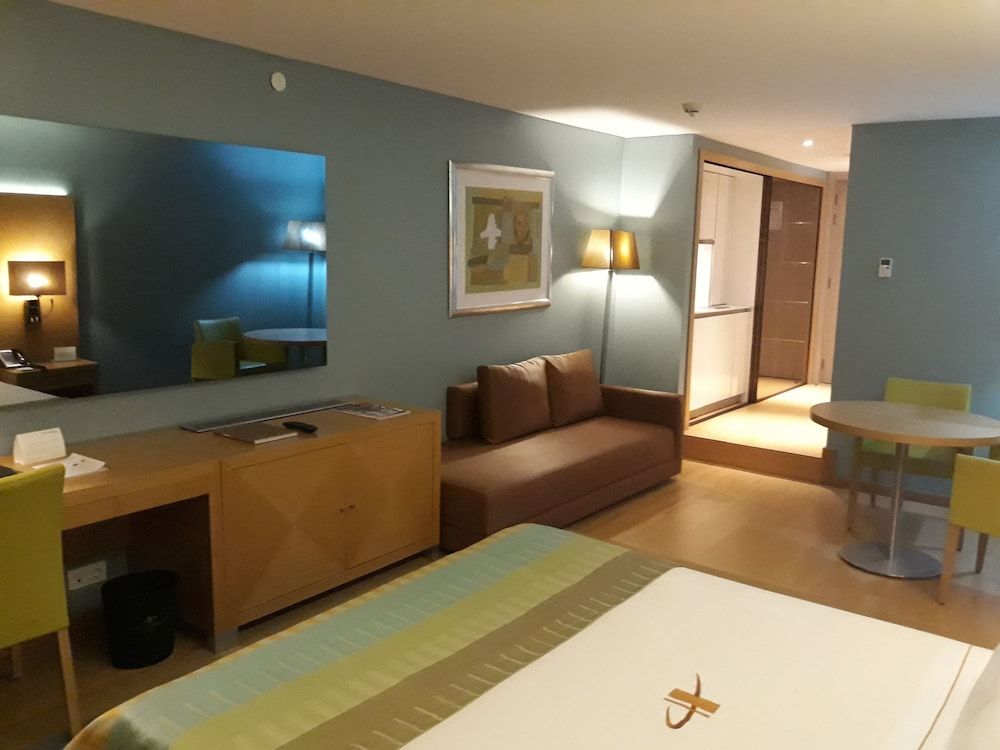 Hotel Presidente Luanda Deluxe Double Room, 1 Queen Bed, Kitchenette, Partial Sea View 3