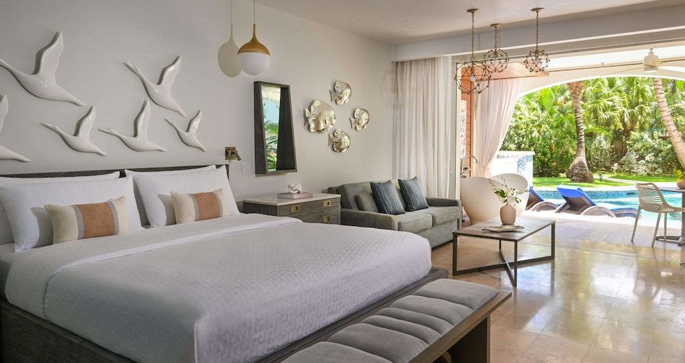 Club Suite, 1 Bedroom, Pool View (South Seas Swim-up)