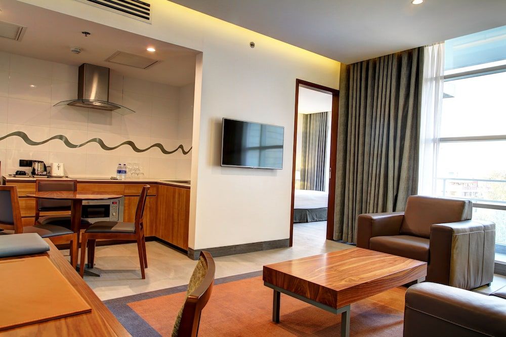 Space Apartments Deluxe Suite, 1 Bedroom, City View, Corner 2