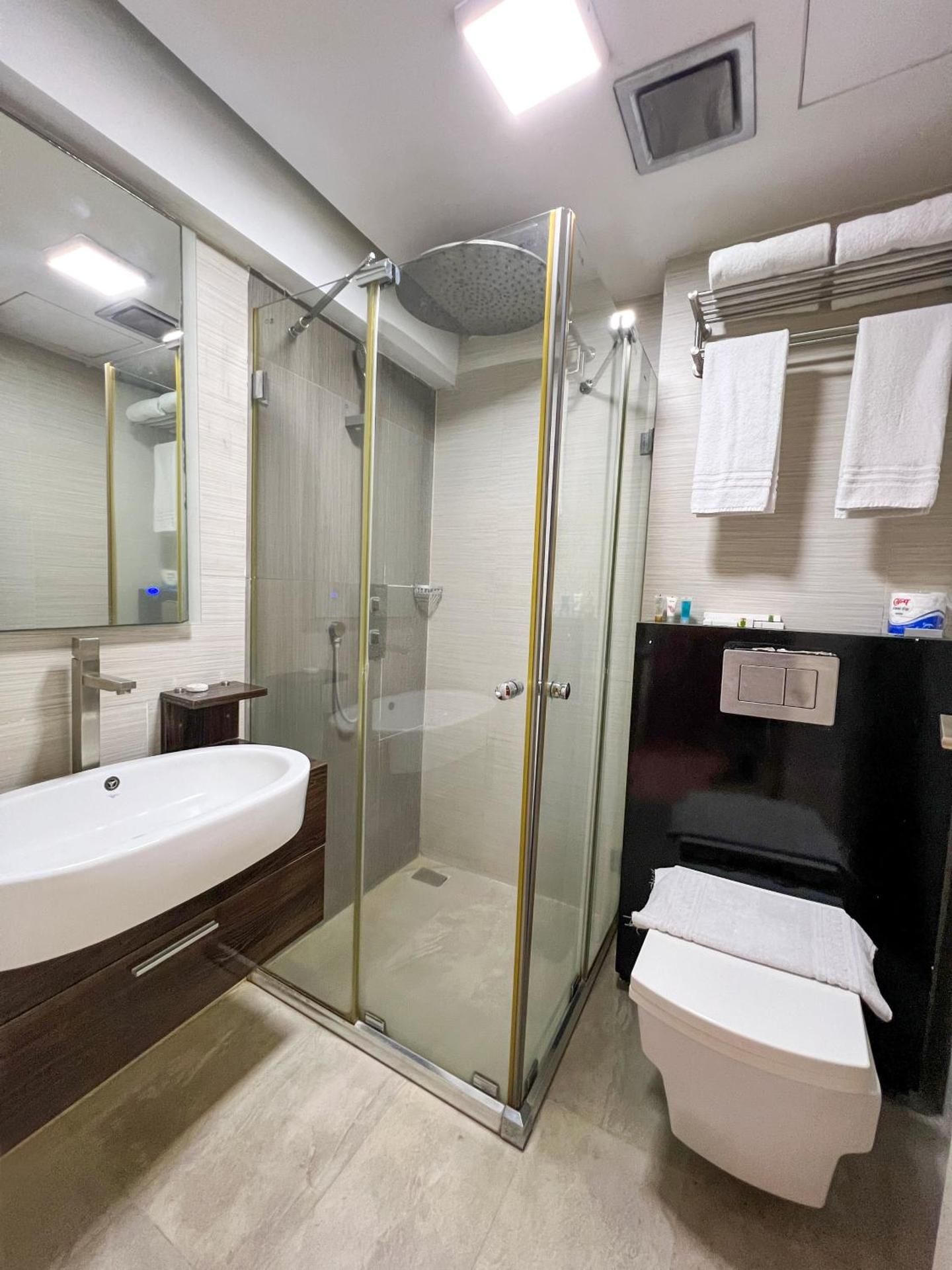 Coventina Lake Suites Deluxe Double 13