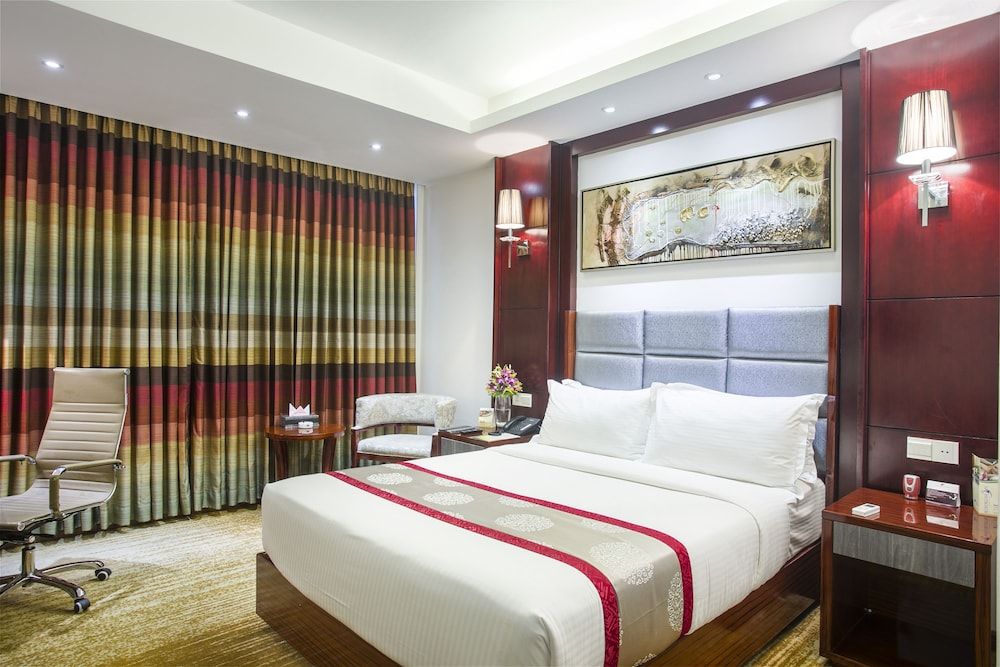 Hotel Bengal Blueberry Deluxe Room, 1 Queen Bed, Accessible, City View 2