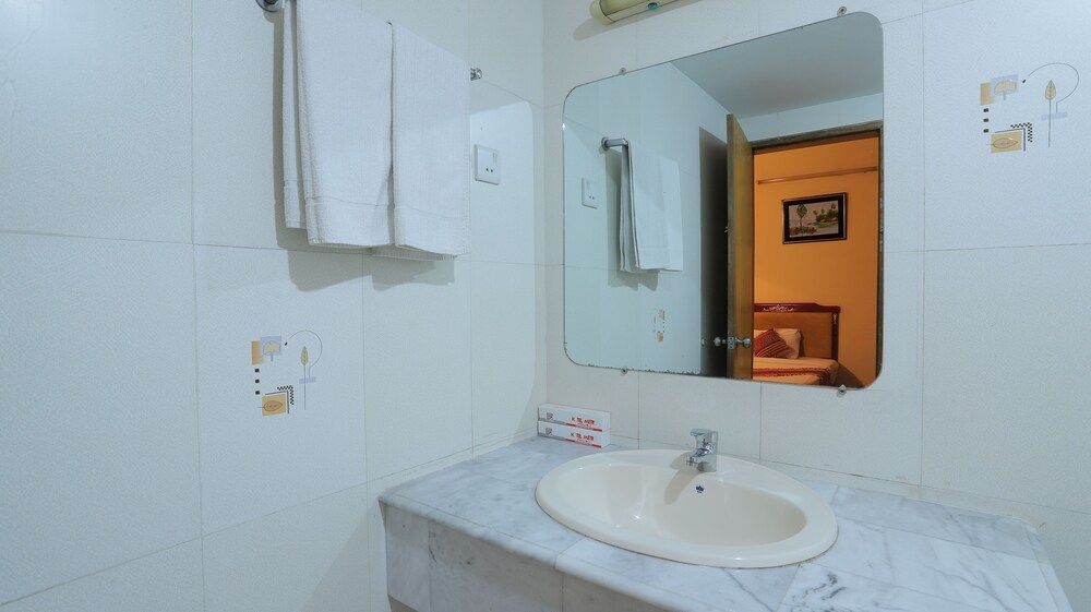 Hotel Metro International Deluxe Double Room, 1 King Bed 5