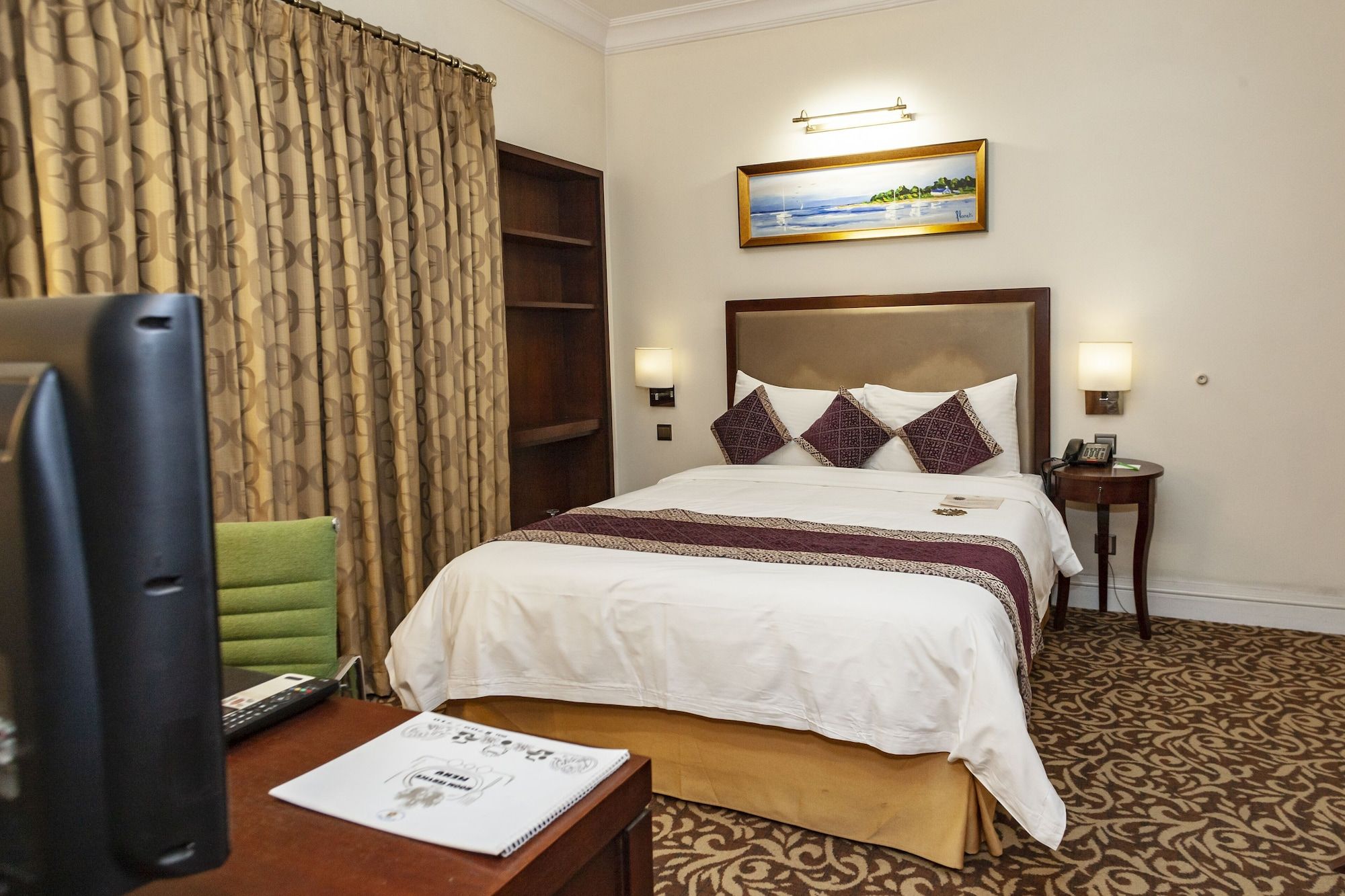 Royal Park Residence Hotel Queen Room 22