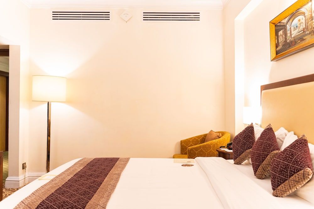Royal Park Residence Hotel Queen Room 12