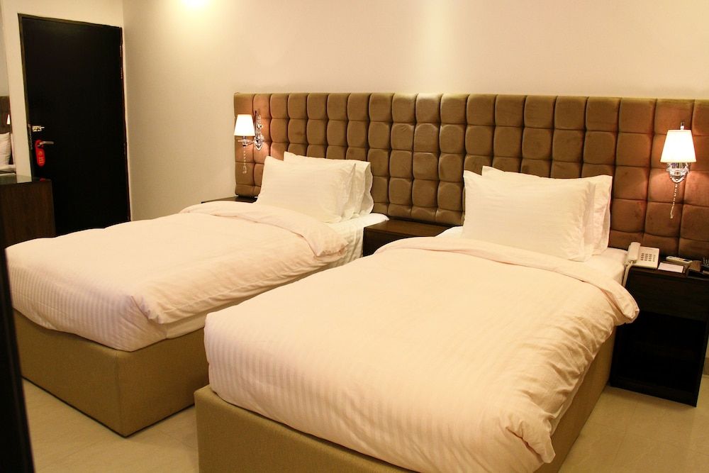 Blossom Hotel Dhaka Deluxe Twin Room, 1 Bedroom, City View 4