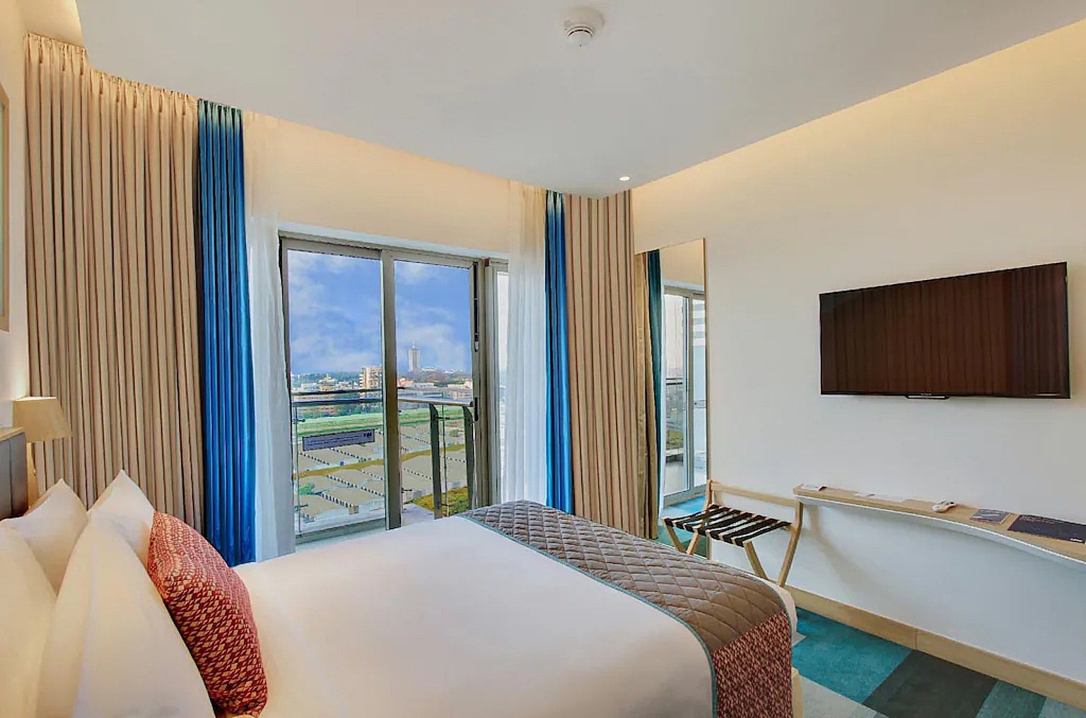 Standard Room, 1 Queen Bed (Turf View)