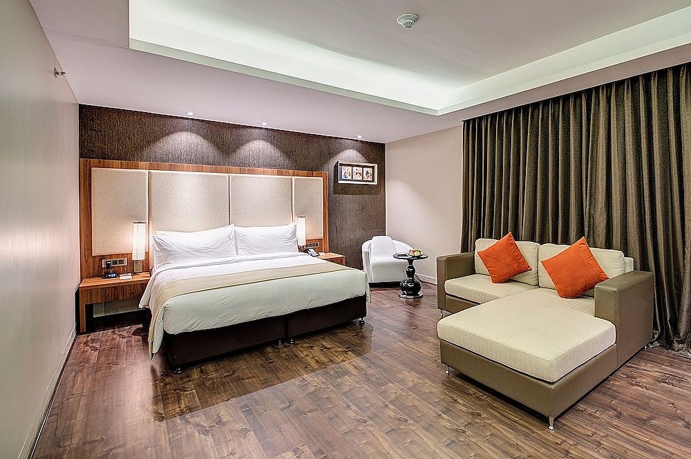 Suite, 1 King Bed, City View (Walk-in Shower)