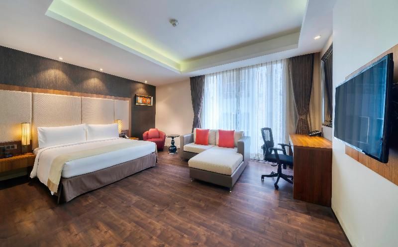 Junior 1 King Bed Suite