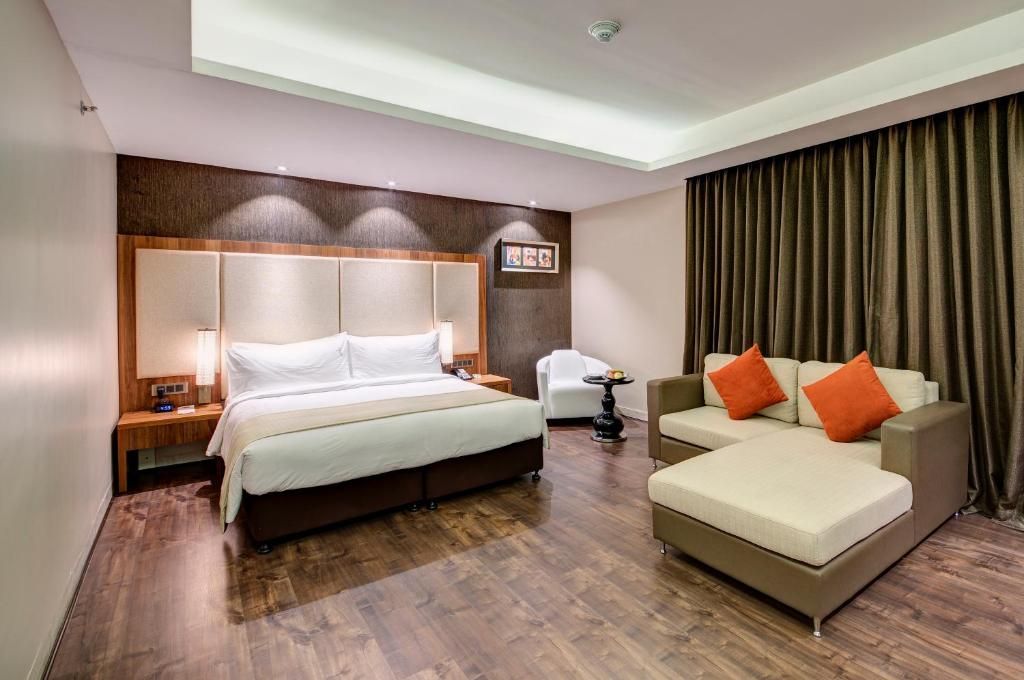 Junior 1 King Bed Suite