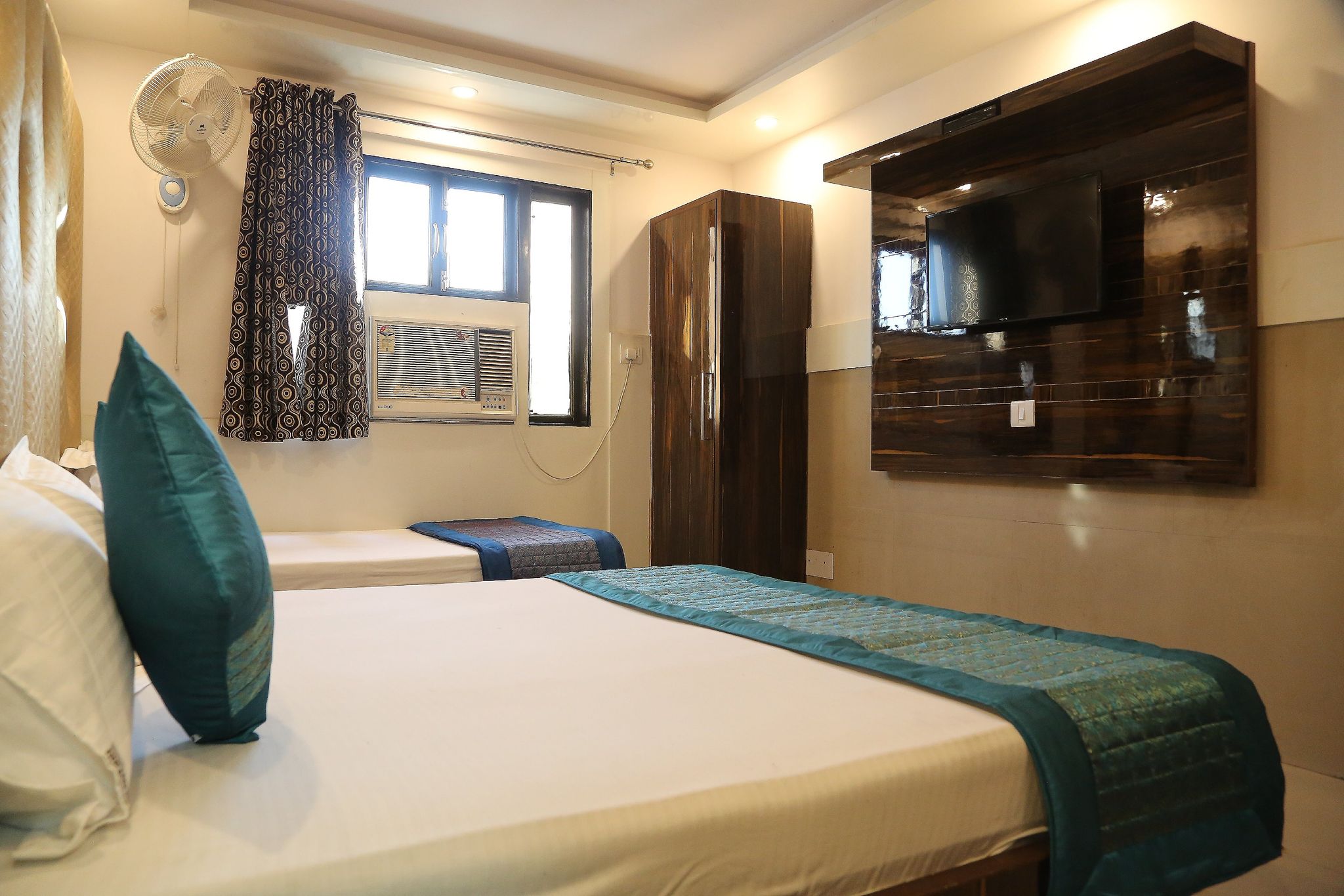 Triple Bed Family Room