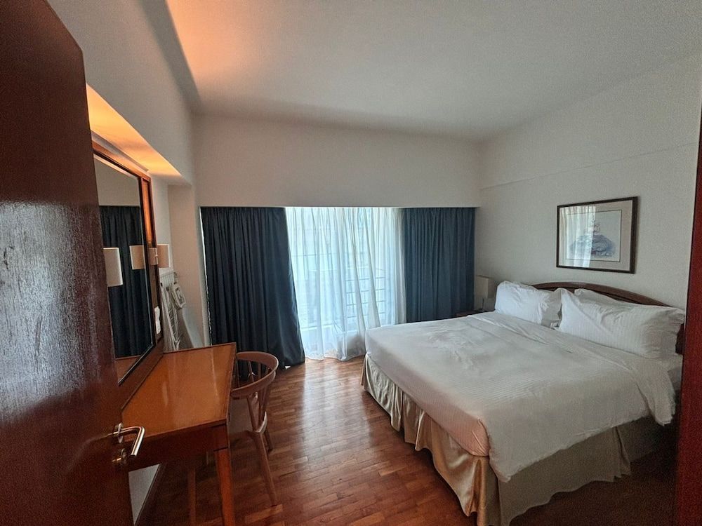 1 Executive Suite