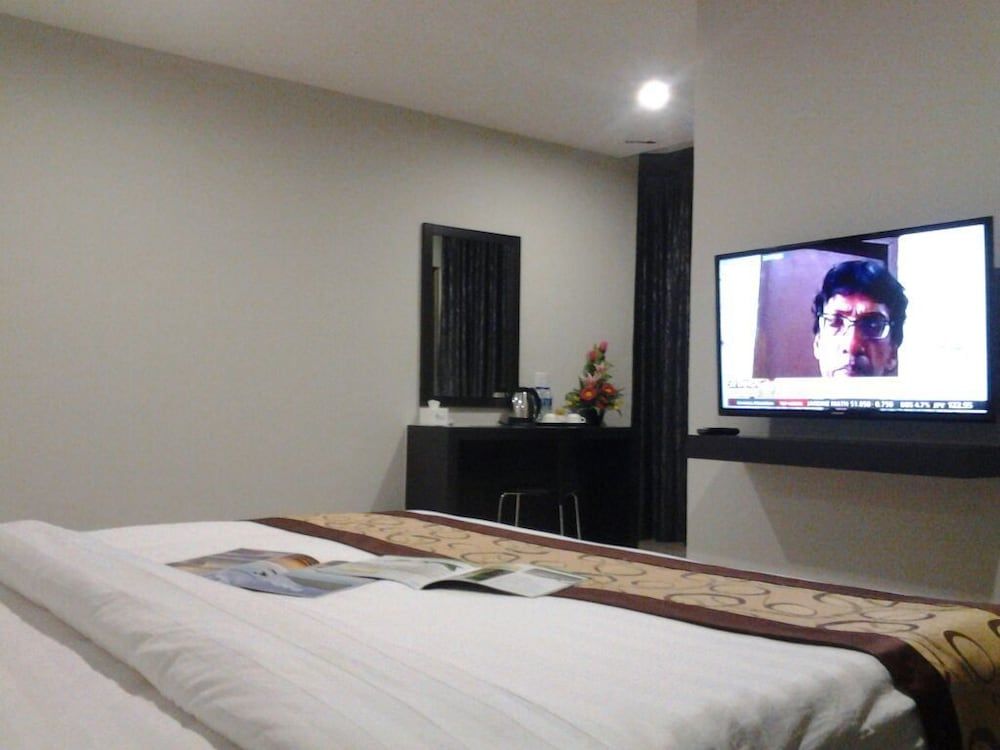 City Central Hotel Deluxe Room 2