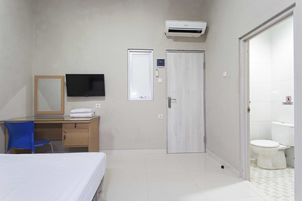 RedDoorz @ Mangga Besar 2 Reddoorz Room 13