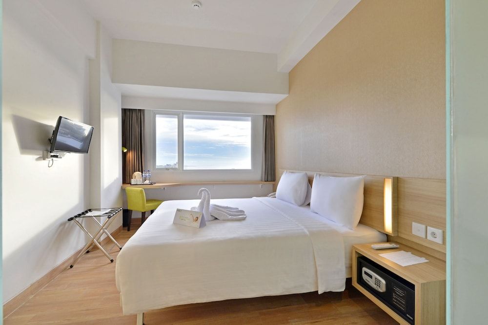 Whiz Prime Hotel Hasanuddin Makassar Superior Double Room 4