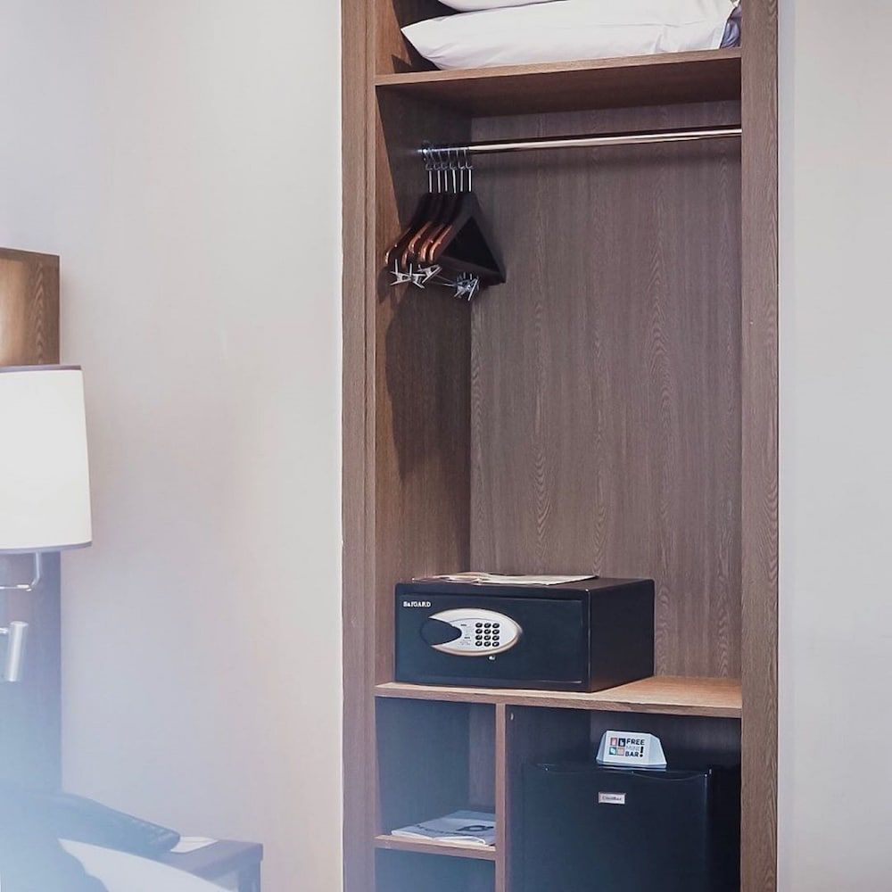 Premier Place Surabaya Airport Queen Premier, Large Room, Pool Access 4