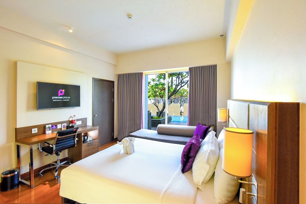 Premier Place Surabaya Airport Queen Premier, Large Room, Pool Access 2