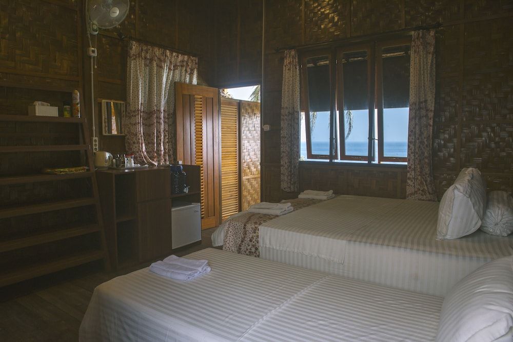 Freddies Santai Sumurtiga Beachfront Bungalow