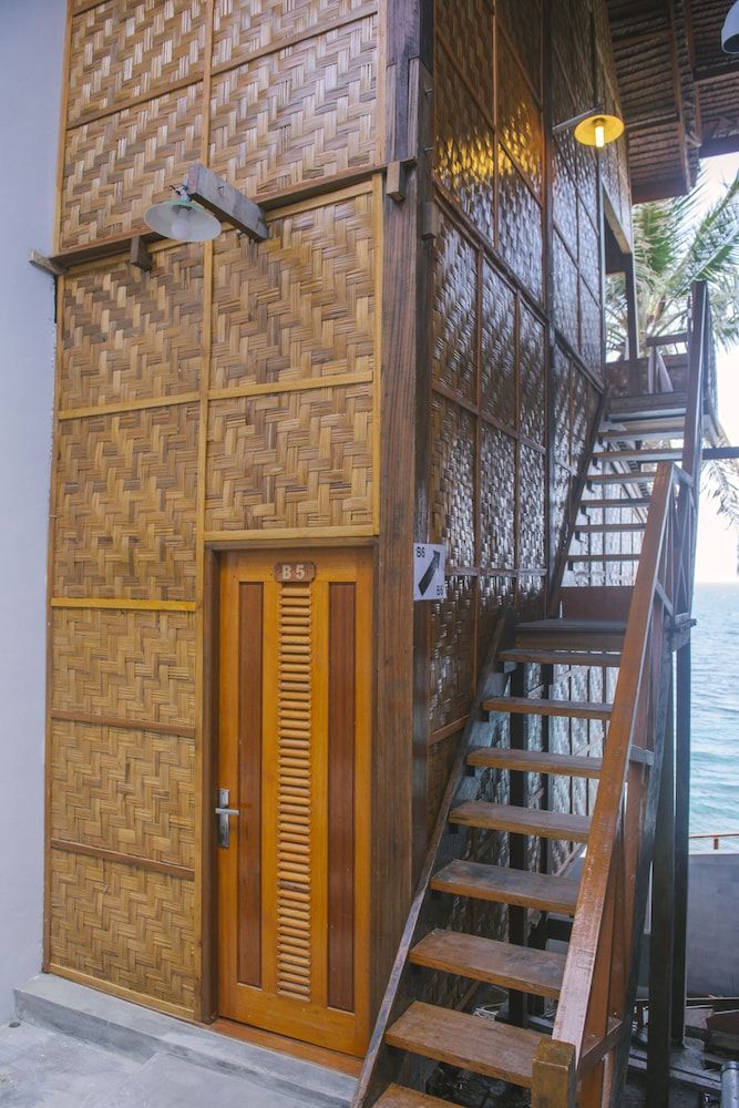 Freddies Santai Sumurtiga Beachfront Bungalow 3