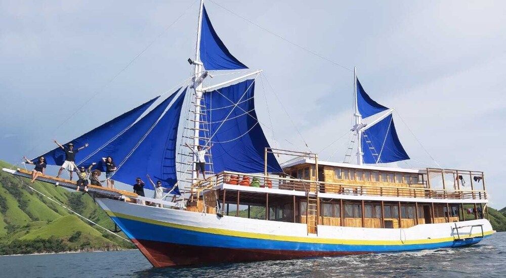 undefined Komodo Cruise Boat 8