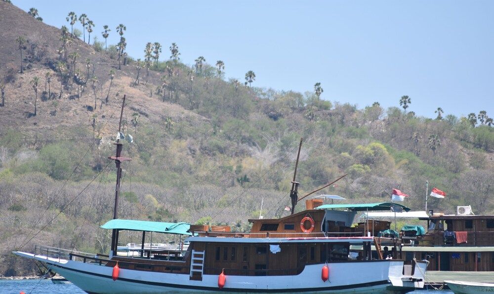 undefined Komodo Cruise Boat 10