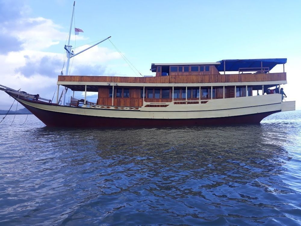 undefined Komodo Cruise Boat 3