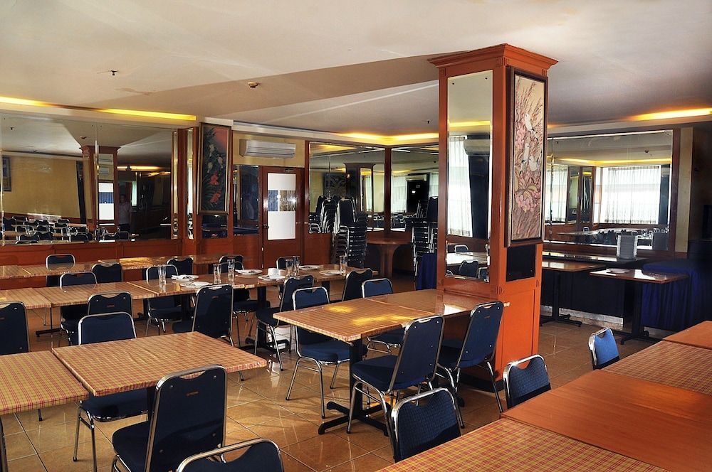 undefined Plaza Hotel Harco Mangga Dua 4