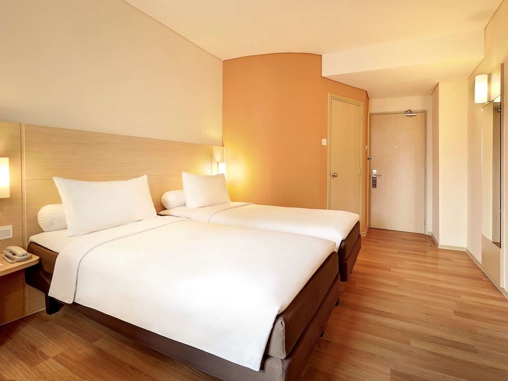 Ibis Jakarta Harmoni Standard Room, 2 Twin Beds 4