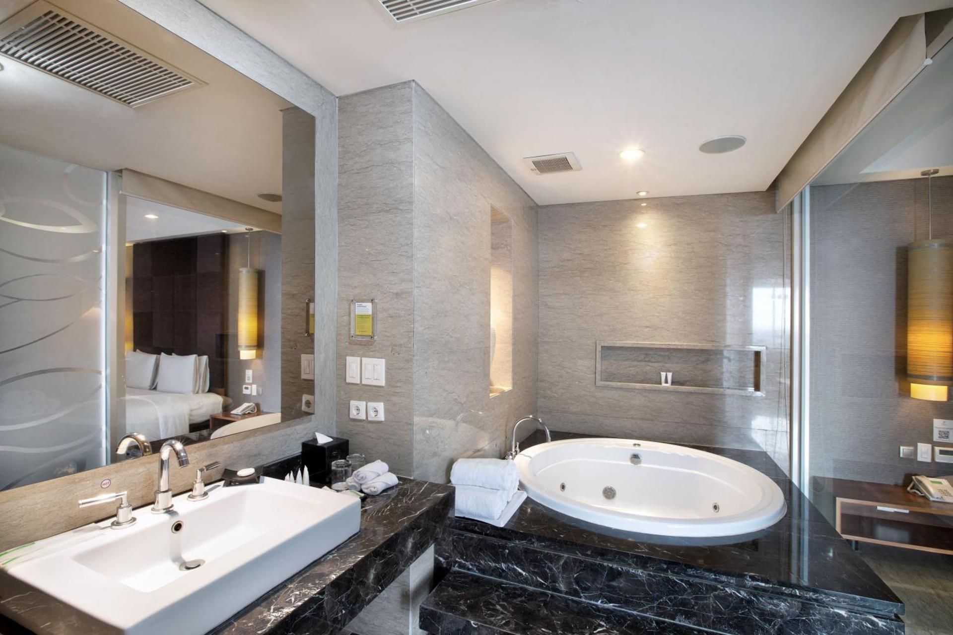 One-Bedroom Queen Suite