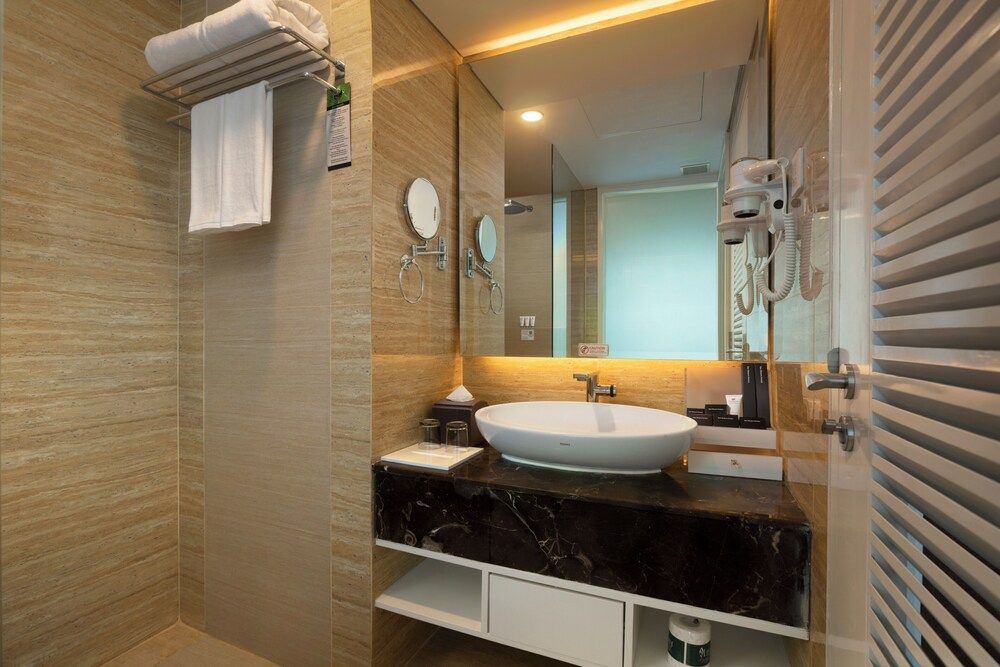 Wyndham Panbil Batam Deluxe Room, 1 Queen Bed, Smoking (Garden) 3