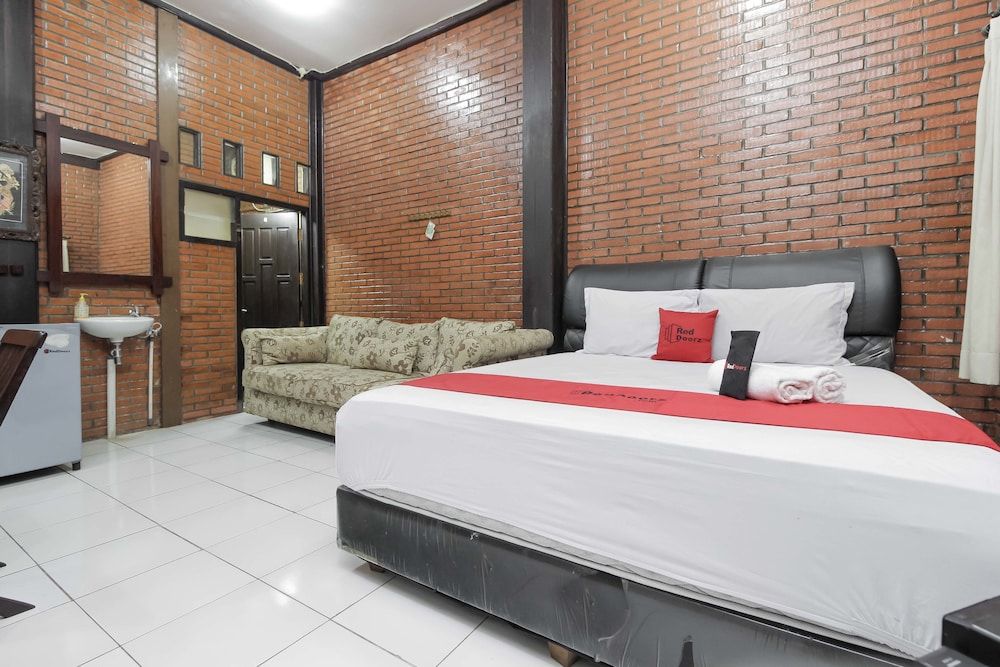 RedDoorz @ Cilandak Timur Double Room 12