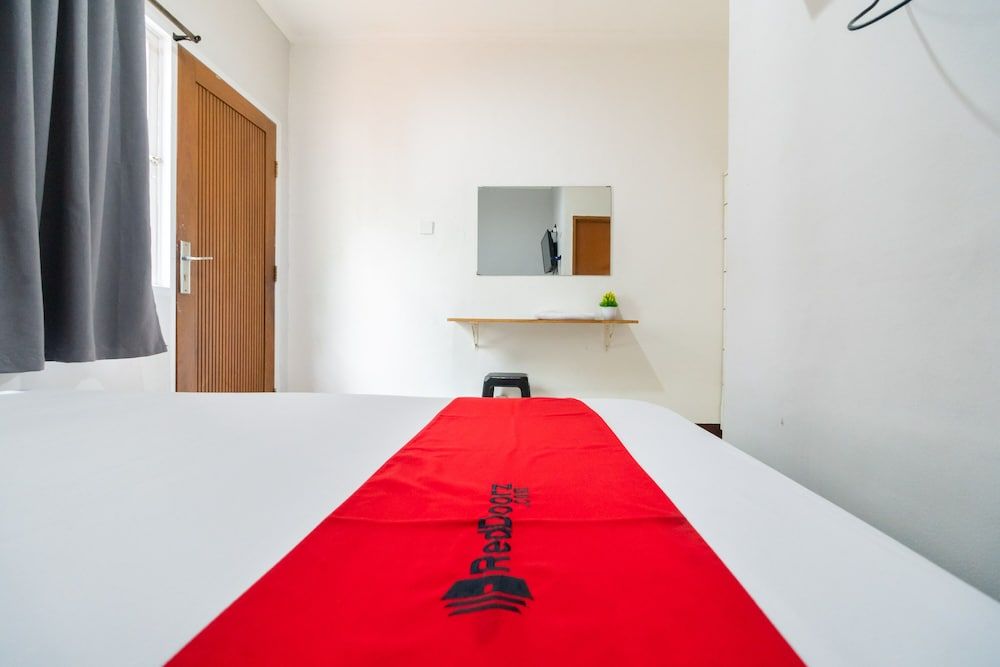 RedDoorz @ Tondano Benhil Double Room, 1 Double Bed 8