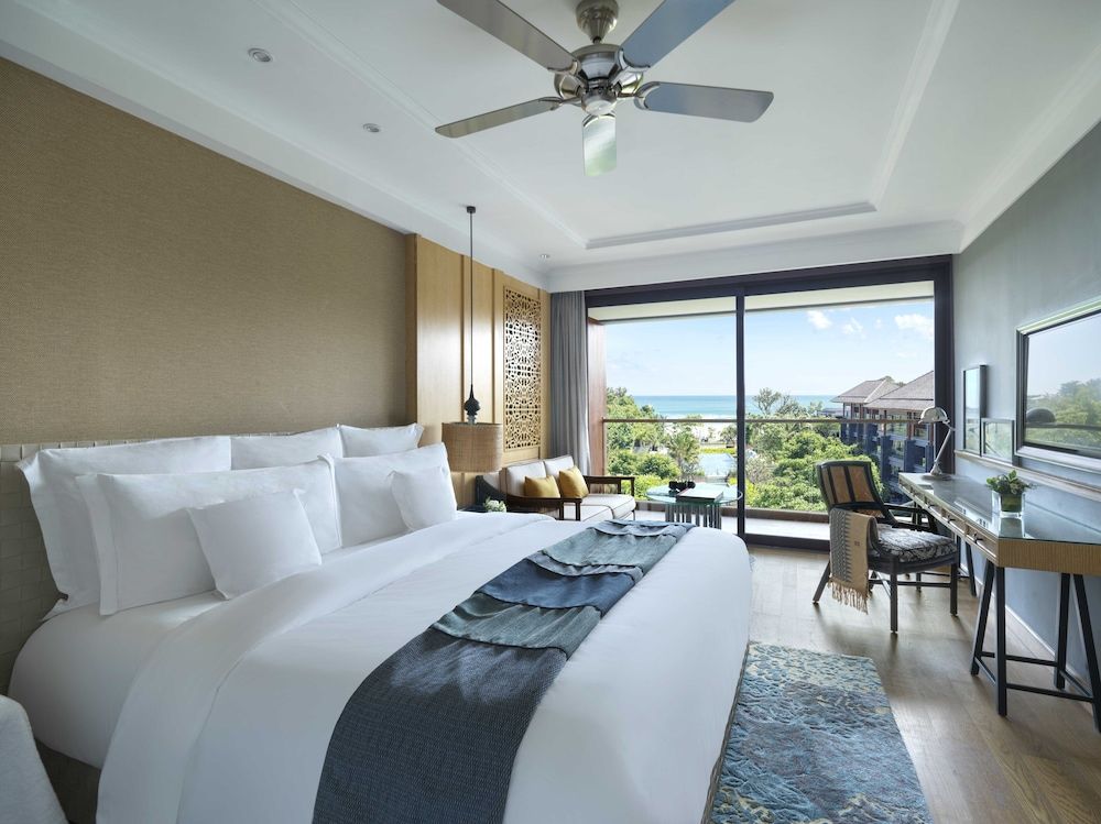 Standard Room, 1 King Bed, Partial Ocean View