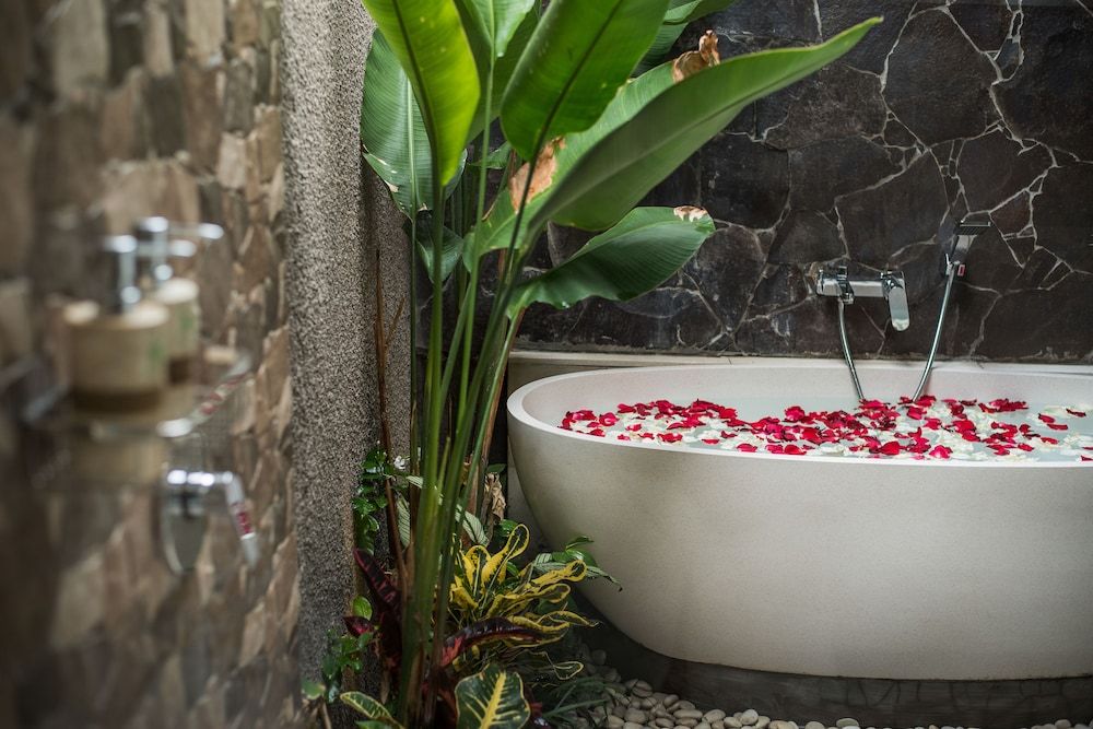 Deep Soaking Bathtub