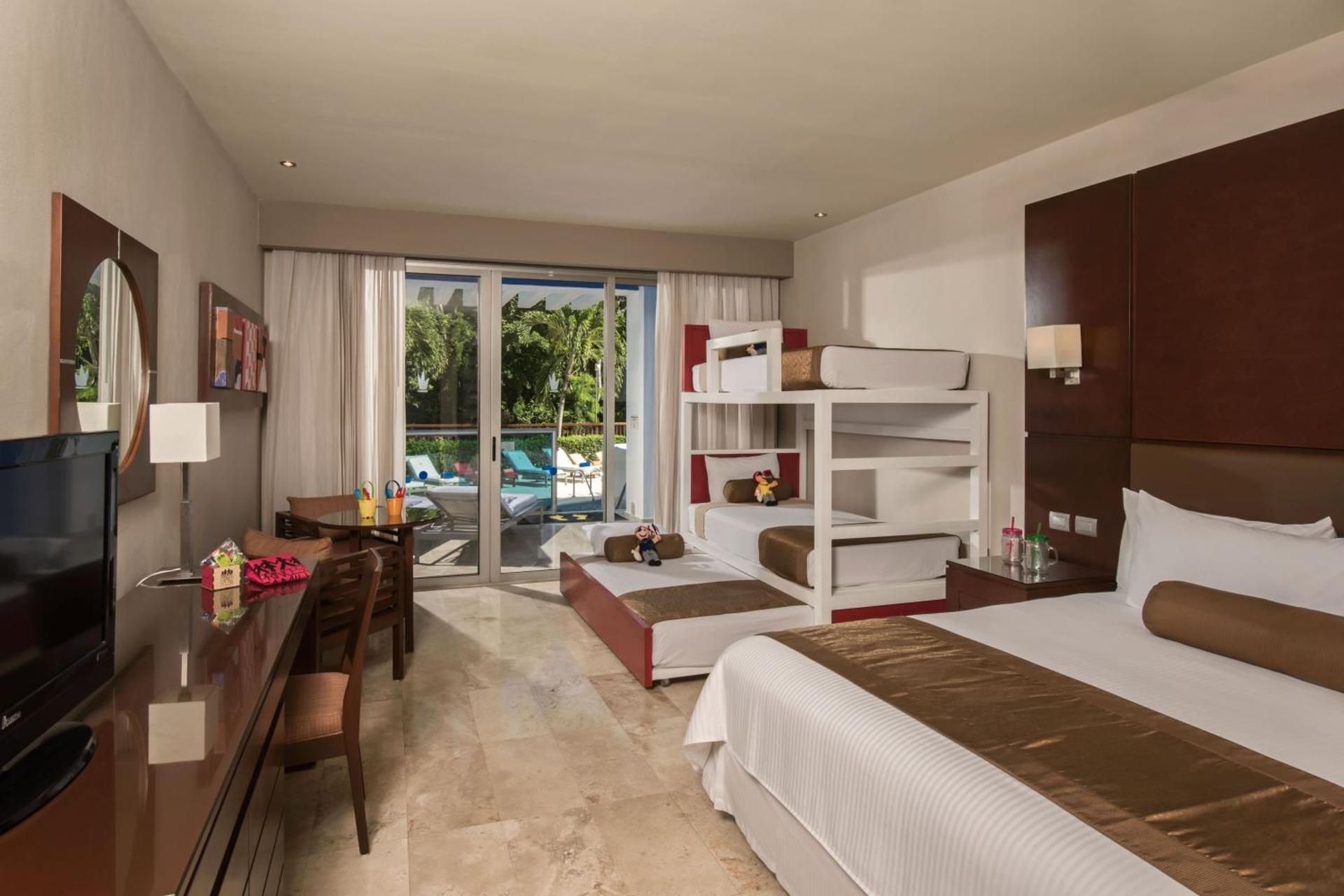 Family Club - Pool Access