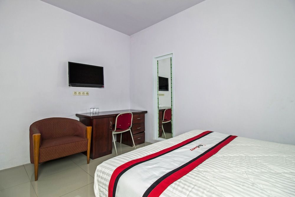 RedDoorz Plus @ Guntur Raya Setiabudi Double Room 4