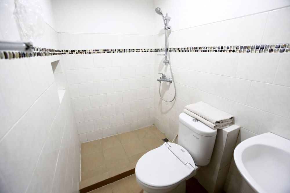RedDoorz Plus @ Guntur Raya Setiabudi Double Room 9
