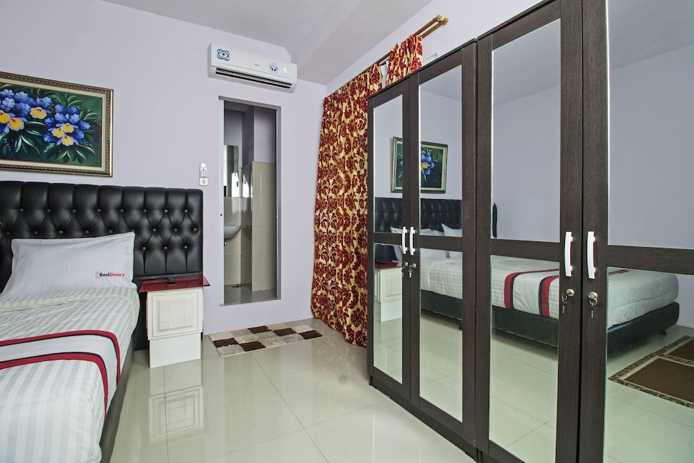 RedDoorz Plus @ Guntur Raya Setiabudi Double Room 14