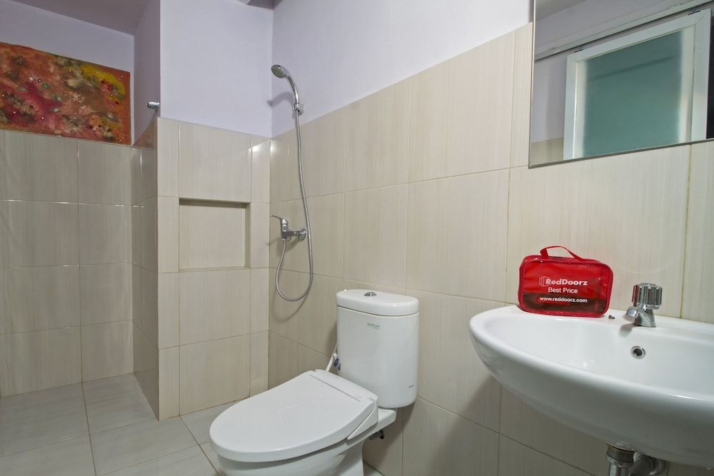 RedDoorz Plus @ Guntur Raya Setiabudi Double Room 11