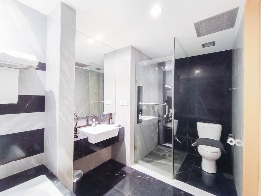 Brits Hotel Karawang Suite King Room 3