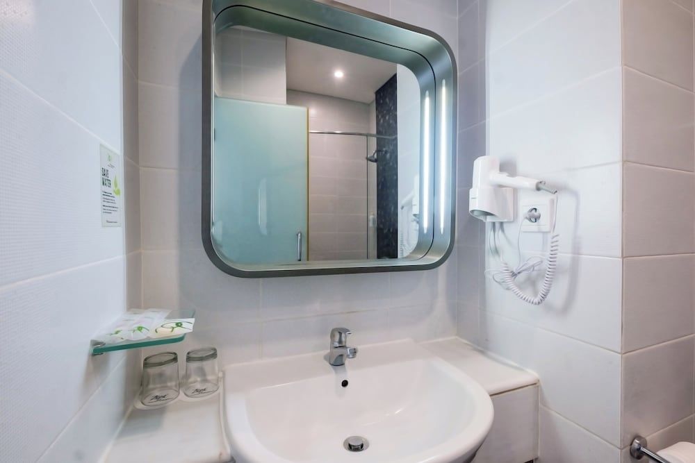 Zest Jemursari by Swiss-Belhotel International Zest New Queen Room 5