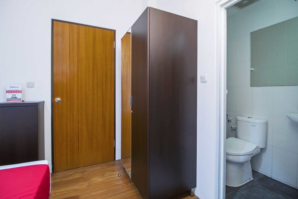 undefined RedDoorz Plus near Plaza Indonesia 9