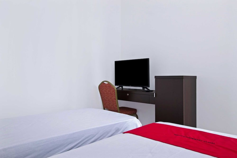 RedDoorz Plus near Plaza Indonesia Double Room 11