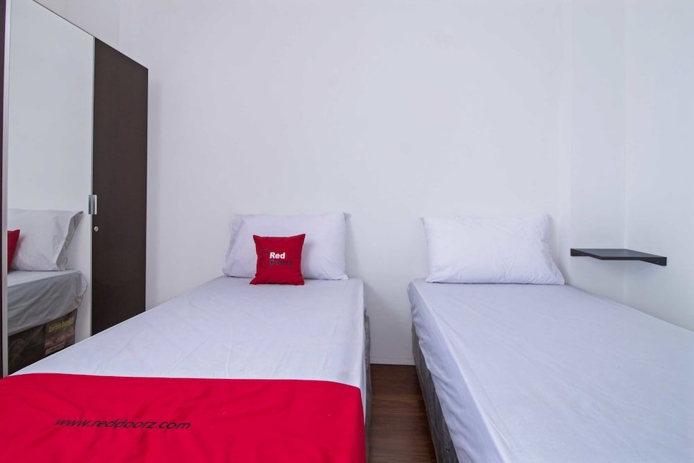 undefined RedDoorz Plus near Plaza Indonesia 3