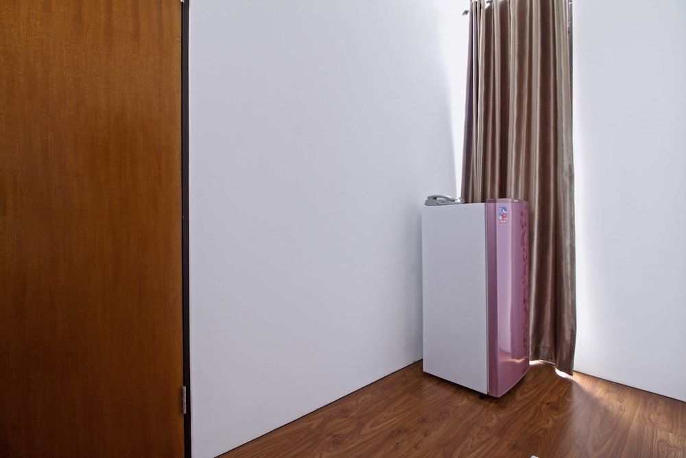 RedDoorz Plus near Plaza Indonesia Double Room 12