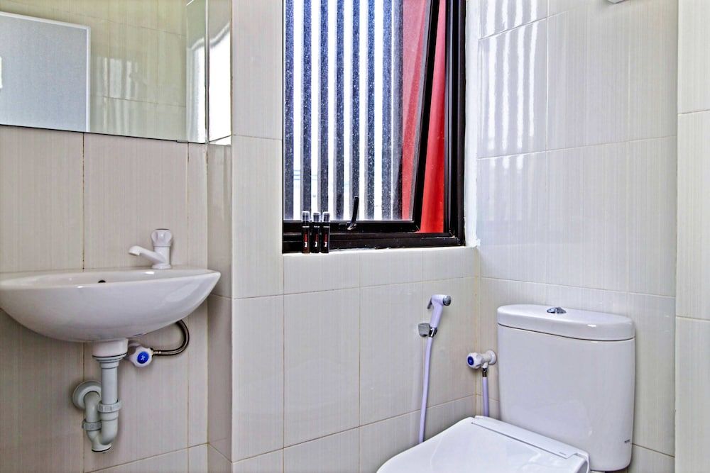 undefined RedDoorz Plus near Plaza Indonesia 10