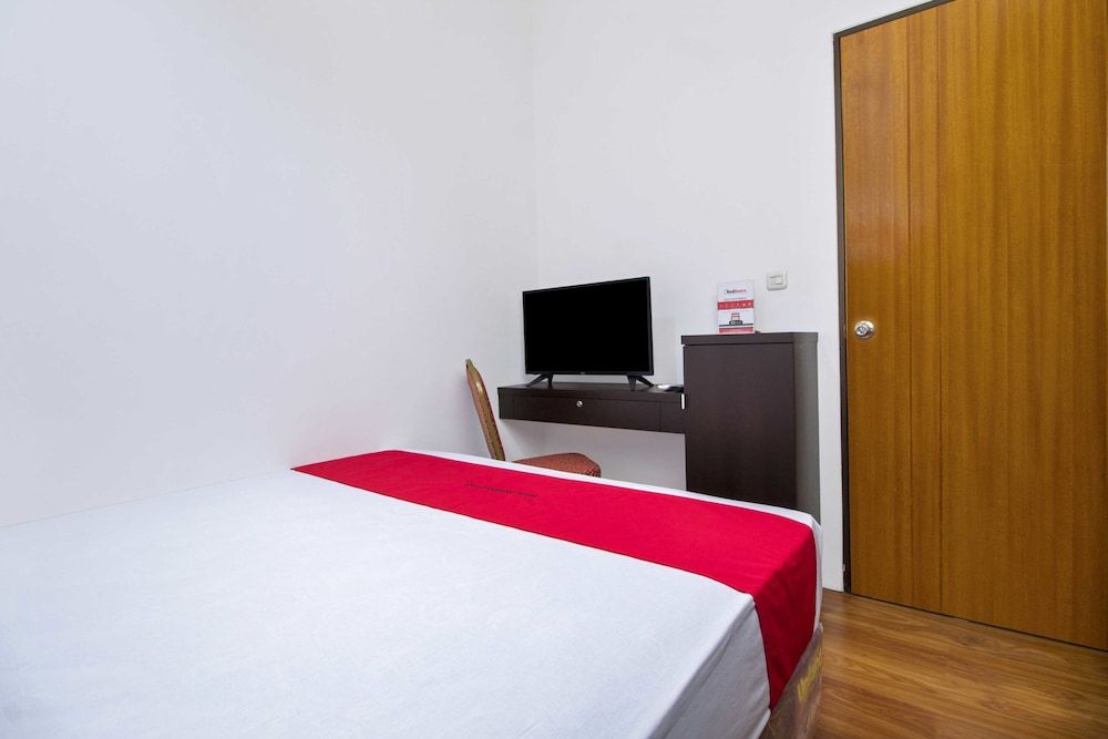 undefined RedDoorz Plus near Plaza Indonesia 5