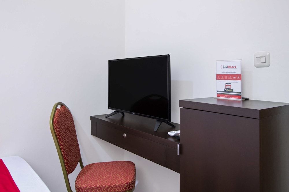 RedDoorz Plus near Plaza Indonesia Double Room 13